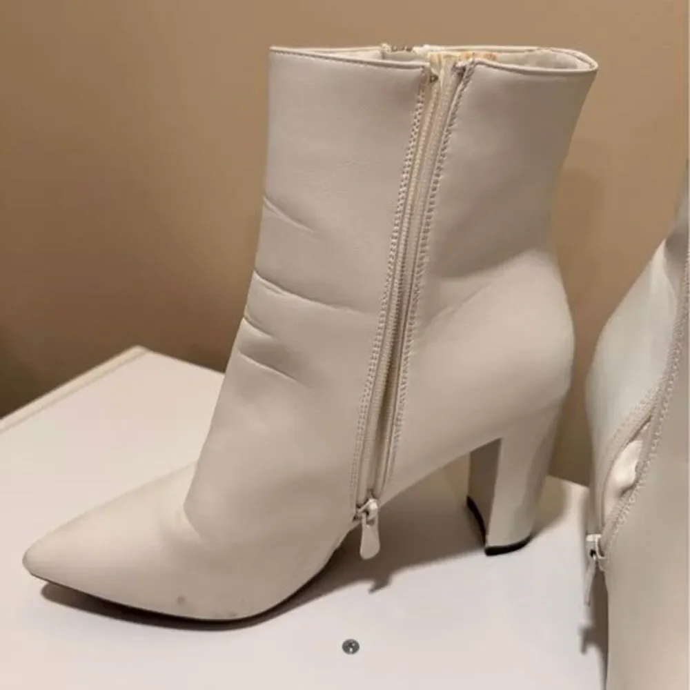 Dream Pairs White Pointed Toe Ankle Boots Size 10